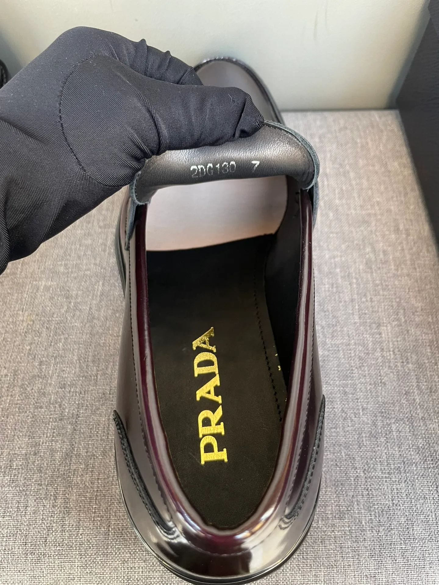 Men's shoes 💰860 💰Best recommendation✨PRADA Prada top purchasing quality imported upper with color-brushed edge beads carved toe design cowhide lining private molded TPU outsole non-slip, wear-resistant and elastic fashionable and versatile burgundy black blue 39-44 in stock (38, 45 customized for replacement, return and exchange)